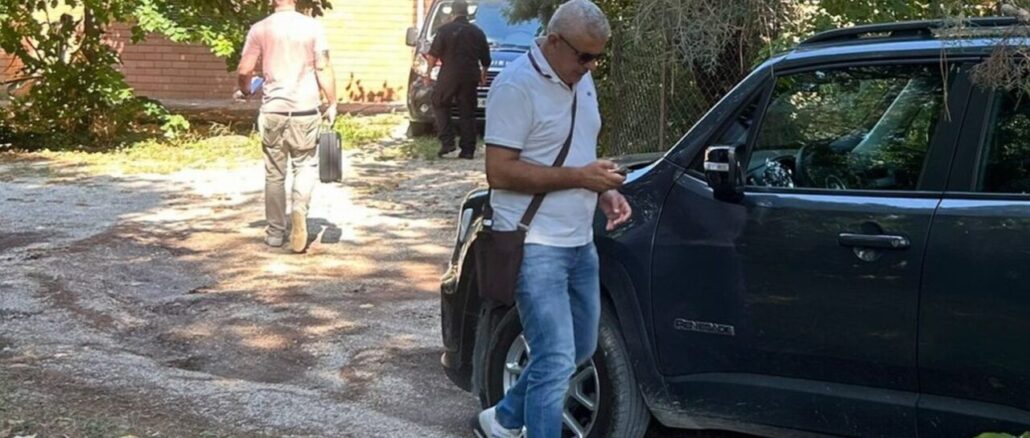 I carabinieri del Ris hanno lavorato a lungo nella villetta di strada di Prisciano, a Terni, dove è stato scoperto il corpo senza vita di Andrea Fiorelli, 59 anni, ex maresciallo della Guardia di finanza. Le operazioni, iniziate poco dopo le 11 di ieri, sono proseguite fino alla tarda serata, con attività concentrate sull’autorimessa e sulle abitazioni adiacenti. Obiettivo: individuare tracce biologiche, reperti o elementi utili per ricostruire la dinamica di una morte che resta avvolta da dubbi. Il cadavere era stato rinvenuto venerdì scorso dal padre novantenne, che lo aveva cercato al momento della cena. Fiorelli si trovava all’interno della sua station wagon, posteggiata in garage, con una profonda ferita al collo. Accanto al corpo, a terra, è stata trovata una motosega elettrica, subito sequestrata dai militari. Secondo le prime valutazioni, il decesso sarebbe avvenuto ore prima del ritrovamento, forse nel primo pomeriggio. Tuttavia, l’ipotesi del suicidio non appare al momento l’unica considerata: la Procura di Terni, guidata dal pubblico ministero Raffaele Pesiri, ha aperto un fascicolo senza indagati, mantenendo aperto anche il fronte dell’omicidio o, in alternativa, quello dell’istigazione al gesto estremo. La famiglia dell’ex finanziere vive nello stesso complesso di villette. Con lui abitava il padre anziano, mentre la moglie, infermiera, non era in casa al momento del rinvenimento. Presente invece il figlio ventiquattrenne, che avrebbe riferito di trovarsi in camera a dormire quando si è consumata la tragedia. Alcune testimonianze raccolte nel quartiere descrivono rapporti familiari caratterizzati da discussioni frequenti e momenti di tensione, anche fra padre e figlio, un contesto che gli investigatori stanno vagliando con attenzione. Nei prossimi giorni i carabinieri del Nucleo investigativo di Terni, insieme agli specialisti del Ris, effettueranno un nuovo sopralluogo. Gli accertamenti si concentreranno ancora sull’abitazione, sulla vettura e sugli strumenti sequestrati, con particolare attenzione agli aspetti tecnico-scientifici. Ogni dettaglio sarà analizzato: dalle impronte alle eventuali tracce ematiche, passando per i dati contenuti nei telefoni cellulari e nei dispositivi elettronici di famiglia. Domani verrà formalmente conferito l’incarico per l’autopsia. L’esame, che potrebbe svolgersi già mercoledì o giovedì, sarà fondamentale per stabilire l’orario esatto della morte, le modalità della ferita e l’eventuale presenza di altre lesioni. Risultati considerati cruciali per chiarire se la ferita sia compatibile con un gesto autoinflitto o se sia necessario orientarsi su un intervento esterno. Parallelamente, sono stati avviati riscontri testimoniali e analisi dei contatti telefonici di Fiorelli. Anche il quadro economico e personale dell’uomo, in pensione dal 2018 per motivi di salute, è oggetto di approfondimento. L’attività investigativa ha dunque diversi filoni aperti: dal contesto familiare alle condizioni di vita dell’ex finanziere, passando per l’analisi dei rapporti quotidiani e delle frequentazioni. La sequenza temporale che ha preceduto la morte resta infatti ancora da definire con precisione. Intanto, i militari hanno posto sotto sequestro non solo il garage dove si è consumato il fatto, ma anche le due unità abitative del complesso, allo scopo di evitare contaminazioni e permettere ulteriori rilievi. Il materiale acquisito sarà inviato ai laboratori del Ris, dove verrà sottoposto a esami di natura biologica e comparativa. La comunità di Prisciano, scossa dalla notizia, segue con apprensione gli sviluppi. Le indagini proseguiranno nei prossimi giorni, in attesa che i primi esiti dell’autopsia e delle analisi scientifiche offrano indicazioni decisive per delineare la verità sulla fine di Andrea Fiorelli.