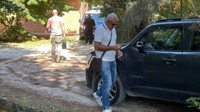 I carabinieri del Ris hanno lavorato a lungo nella villetta di strada di Prisciano, a Terni, dove è stato scoperto il corpo senza vita di Andrea Fiorelli, 59 anni, ex maresciallo della Guardia di finanza. Le operazioni, iniziate poco dopo le 11 di ieri, sono proseguite fino alla tarda serata, con attività concentrate sull’autorimessa e sulle abitazioni adiacenti. Obiettivo: individuare tracce biologiche, reperti o elementi utili per ricostruire la dinamica di una morte che resta avvolta da dubbi. Il cadavere era stato rinvenuto venerdì scorso dal padre novantenne, che lo aveva cercato al momento della cena. Fiorelli si trovava all’interno della sua station wagon, posteggiata in garage, con una profonda ferita al collo. Accanto al corpo, a terra, è stata trovata una motosega elettrica, subito sequestrata dai militari. Secondo le prime valutazioni, il decesso sarebbe avvenuto ore prima del ritrovamento, forse nel primo pomeriggio. Tuttavia, l’ipotesi del suicidio non appare al momento l’unica considerata: la Procura di Terni, guidata dal pubblico ministero Raffaele Pesiri, ha aperto un fascicolo senza indagati, mantenendo aperto anche il fronte dell’omicidio o, in alternativa, quello dell’istigazione al gesto estremo. La famiglia dell’ex finanziere vive nello stesso complesso di villette. Con lui abitava il padre anziano, mentre la moglie, infermiera, non era in casa al momento del rinvenimento. Presente invece il figlio ventiquattrenne, che avrebbe riferito di trovarsi in camera a dormire quando si è consumata la tragedia. Alcune testimonianze raccolte nel quartiere descrivono rapporti familiari caratterizzati da discussioni frequenti e momenti di tensione, anche fra padre e figlio, un contesto che gli investigatori stanno vagliando con attenzione. Nei prossimi giorni i carabinieri del Nucleo investigativo di Terni, insieme agli specialisti del Ris, effettueranno un nuovo sopralluogo. Gli accertamenti si concentreranno ancora sull’abitazione, sulla vettura e sugli strumenti sequestrati, con particolare attenzione agli aspetti tecnico-scientifici. Ogni dettaglio sarà analizzato: dalle impronte alle eventuali tracce ematiche, passando per i dati contenuti nei telefoni cellulari e nei dispositivi elettronici di famiglia. Domani verrà formalmente conferito l’incarico per l’autopsia. L’esame, che potrebbe svolgersi già mercoledì o giovedì, sarà fondamentale per stabilire l’orario esatto della morte, le modalità della ferita e l’eventuale presenza di altre lesioni. Risultati considerati cruciali per chiarire se la ferita sia compatibile con un gesto autoinflitto o se sia necessario orientarsi su un intervento esterno. Parallelamente, sono stati avviati riscontri testimoniali e analisi dei contatti telefonici di Fiorelli. Anche il quadro economico e personale dell’uomo, in pensione dal 2018 per motivi di salute, è oggetto di approfondimento. L’attività investigativa ha dunque diversi filoni aperti: dal contesto familiare alle condizioni di vita dell’ex finanziere, passando per l’analisi dei rapporti quotidiani e delle frequentazioni. La sequenza temporale che ha preceduto la morte resta infatti ancora da definire con precisione. Intanto, i militari hanno posto sotto sequestro non solo il garage dove si è consumato il fatto, ma anche le due unità abitative del complesso, allo scopo di evitare contaminazioni e permettere ulteriori rilievi. Il materiale acquisito sarà inviato ai laboratori del Ris, dove verrà sottoposto a esami di natura biologica e comparativa. La comunità di Prisciano, scossa dalla notizia, segue con apprensione gli sviluppi. Le indagini proseguiranno nei prossimi giorni, in attesa che i primi esiti dell’autopsia e delle analisi scientifiche offrano indicazioni decisive per delineare la verità sulla fine di Andrea Fiorelli.