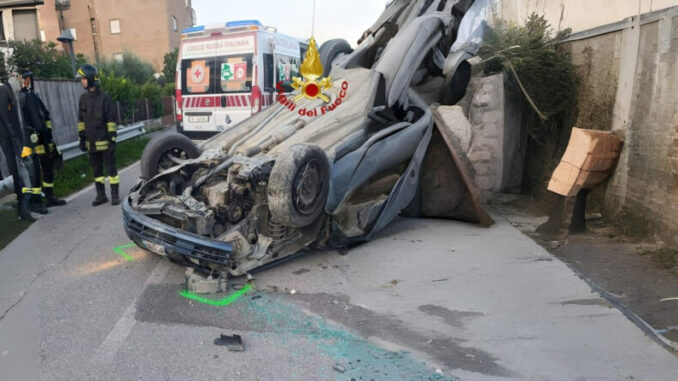 Auto fuori controllo si ribalta all’alba in via Hoffmann