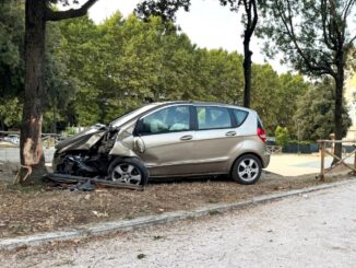 Incidente notturno a Perugia, auto si schianta contro un albero a Fontivegge