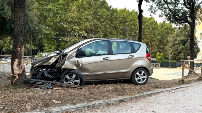 Incidente notturno a Perugia, auto si schianta contro un albero a Fontivegge