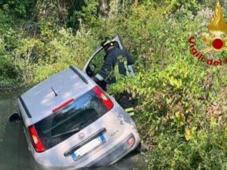 Auto esce di strada e finisce in un torrente