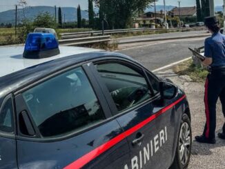 Auto sui binari a Ospedalicchio, 74enne salvato dai Carabinieri