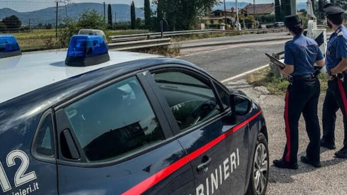 Auto sui binari a Ospedalicchio, 74enne salvato dai Carabinieri
