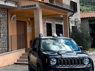 Sorpreso con uno sfollagente, denunciato un 46enne a Gualdo
