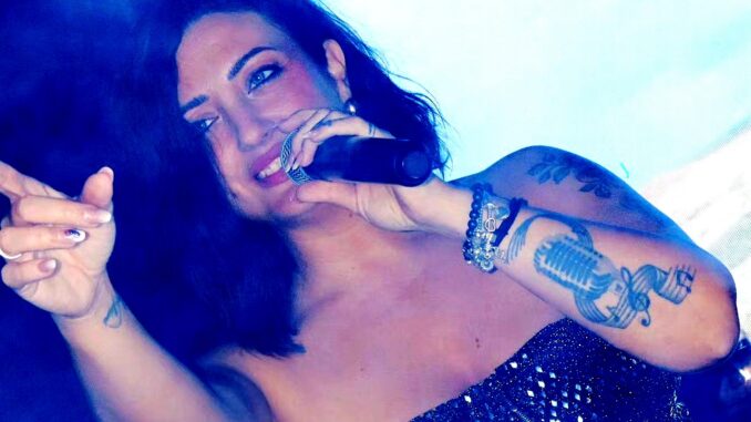 Elisabeth Angeli torna a emozionare con la musica dal vivo