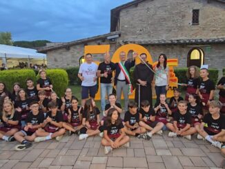 Inaugurata la sagra della Porchetta di Costano 2025, dieci giorni di gastronomia e musica fino al 31 agosto