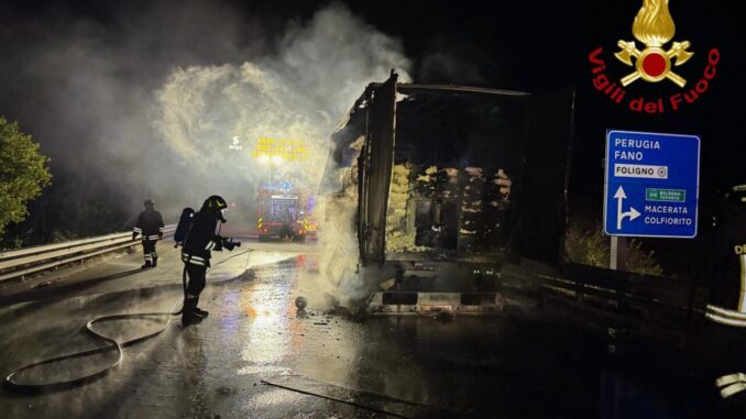 Rimorchio in fiamme sulla SS77, paura a Foligno