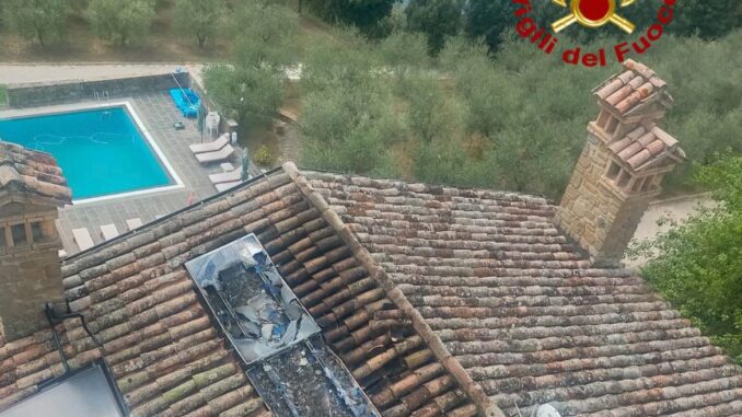 Incendio tetto a Città di Castello, in fiamme pannelli fotovoltaici