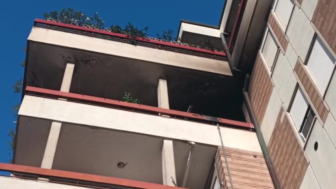 Esplosione a Ponte San Giovanni: lavatrice in fiamme su un balcone