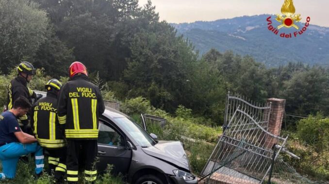 Schianto sulla SR 298: due feriti, uno liberato dai pompieri