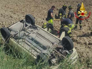 Auto si ribalta a Terni, anziano estratto dai Vigili del Fuoco
