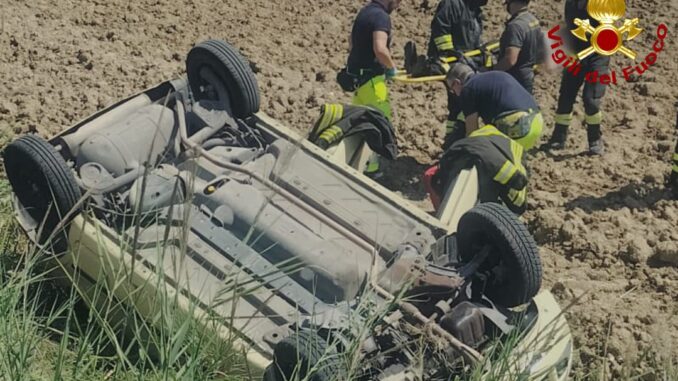 Auto si ribalta a Terni, anziano estratto dai Vigili del Fuoco