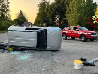 Scontro frontale e auto ribaltata sulla statale a Città di Castello