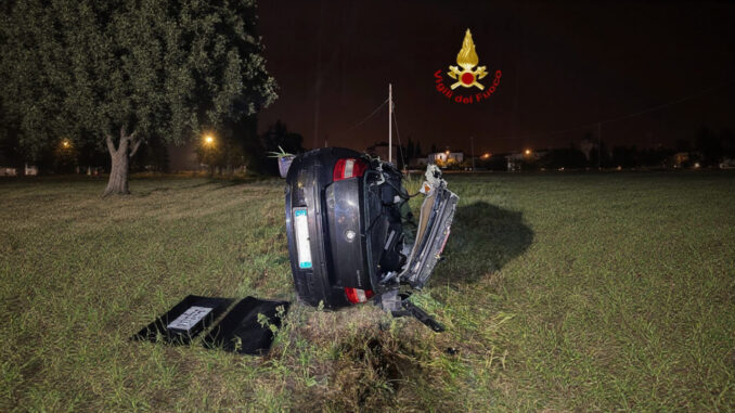 Incidente a Foligno, auto con cinque giovani si ribalta