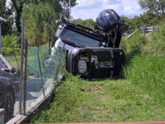 Camion che trasporta auto si ribalta, caos sulla 75 Centrale Umbra, tre incidenti consecutivi