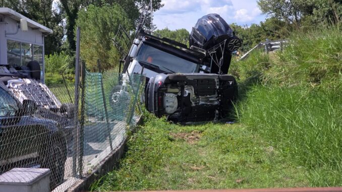 Camion che trasporta auto si ribalta, caos sulla 75 Centrale Umbra, tre incidenti consecutivi