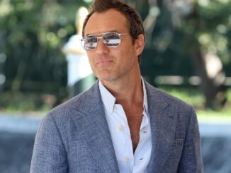 Jude Law al Lido, eleganza Brunello Cucinelli a venezia