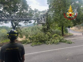 Vigili del fuoco in azione dopo la tempesta a Perugia