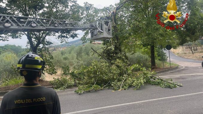 Vigili del fuoco in azione dopo la tempesta a Perugia