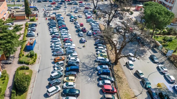 Caos nel parcheggio dell'ospedale ternano, buche e dossi