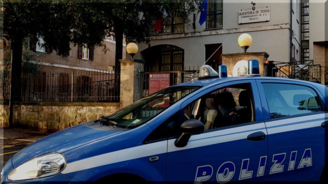 Uomo con tre coltelli fermato e denunciato a Orvieto