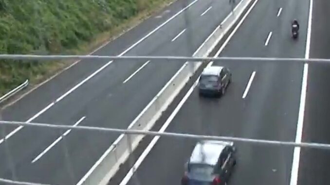 Corciano, 15enne lancia sassi dal cavalcavia: denunciato