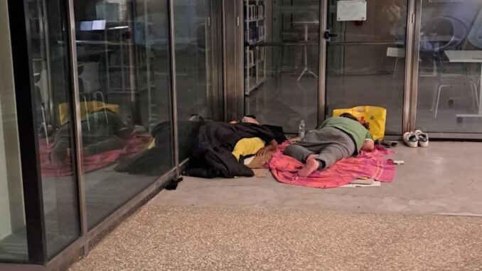 Porta gli amici piemontesi a vedere la Biblioteca degli Arconi e ci trova i senzatetto