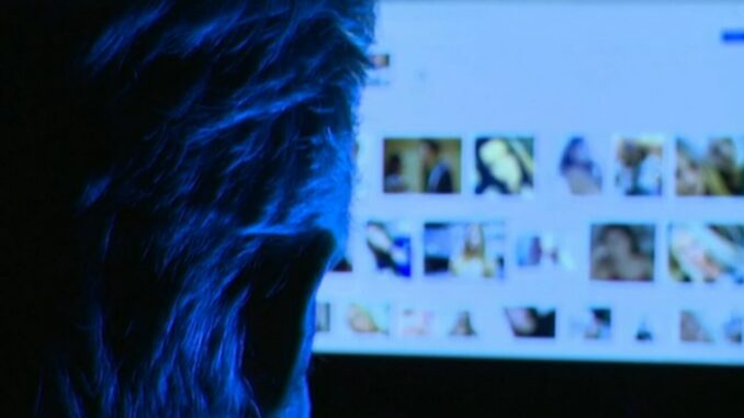 Foto rubate online, barista perugina vittima di abusi digitali