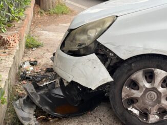 Incidente a Ponte San Giovanni, auto contro palo e muretto