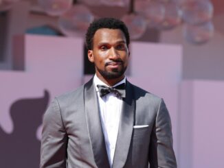 Nathan Mitchell incanta Venezia con tuxedo Brunello Cucinelli