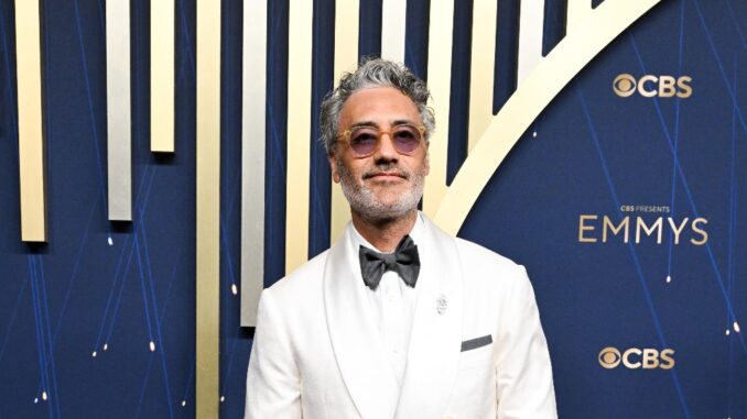 Taika Waititi brilla agli Emmy con un tuxedo Cucinelli