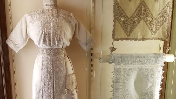 Palazzo Sorbello presenta rarissimo abito ricamato storico