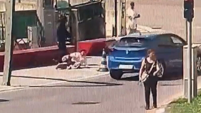 Aggressione a Perugia, polizia ferma irregolare violento