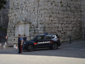 Sorpreso con 6 dosi di cocaina e oltre 800 euro in contanti