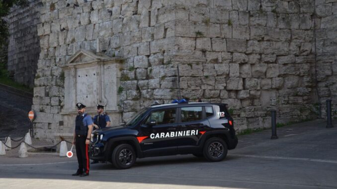 Sorpreso con 6 dosi di cocaina e oltre 800 euro in contanti