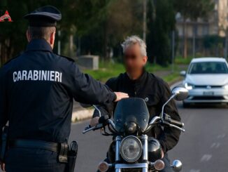 Motociclista senza casco multato per gravi irregolarità