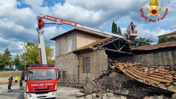 Crollo all’ex rimessa ferroviaria, paura vicino alle scuole