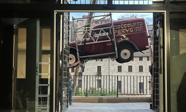 Auto storica Perugina vola e atterra su ex Mercato Coperto!