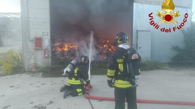 Incendio a Nera Montoro, deposito rifiuti in fiamme