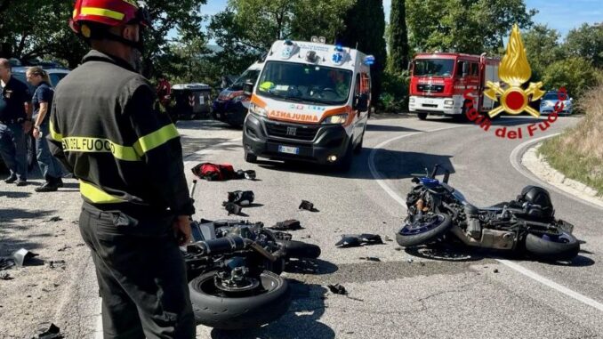 Scontro frontale tra due moto sulla strada Apecchiese a Varesina, grave un persona