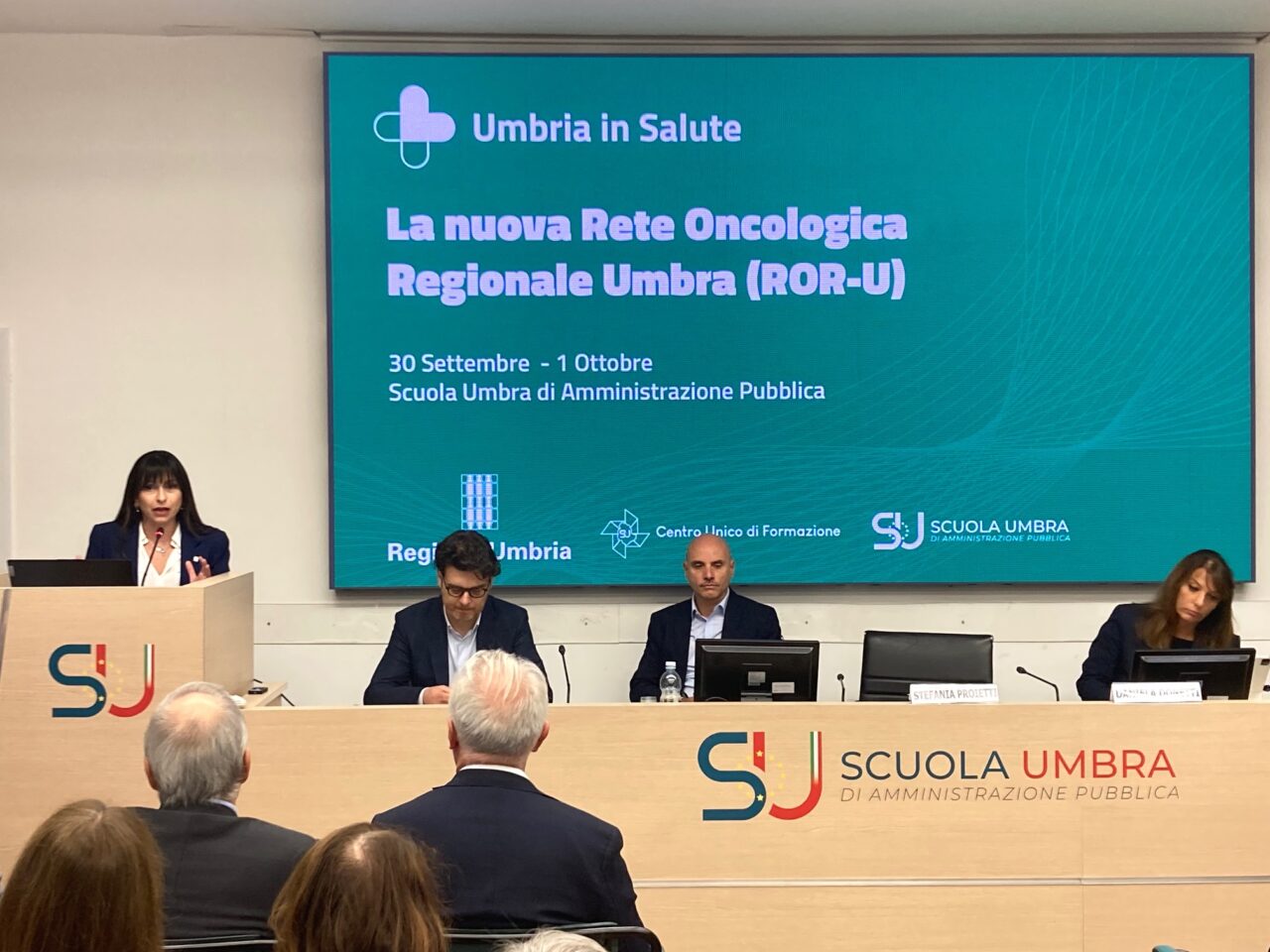 La Regione Umbria ha ufficialmente lanciato oggi a Villa Umbra una rete oncologica regionale, presentando i primi cinque percorsi diagnostico-terapeutici dedicati ai tumori di mammella, polmone, prostata, colon e retto, un modello che punta a garantire uniformità, qualità ed equità nelle cure oncologiche. La fonte del comunicato, confermata dalla Regione, sottolinea che questa nuova organizzazione, in linea con il Piano oncologico nazionale 2023-2027, mira a trasformare realmente il modo di prendersi cura delle persone malate grazie a un sistema integrato che coinvolge ospedali, servizi territoriali, medici di medicina generale e associazioni di pazienti. All’incontro erano presenti la presidente della Regione Stefania Proietti, la direttrice regionale salute Daniela Donetti, e l’amministratore della Scuola Umbra di Amministrazione Pubblica Joseph Flagiello, con un saluto istituzionale inviato dal rettore dell’Università di Perugia. Proietti ha evidenziato come la rete metta al centro la persona, supportata da professionisti e strumenti digitali, per rendere i percorsi più rapidi e sicuri, rafforzando la fiducia nel Servizio sanitario regionale. Daniela Donetti ha richiamato l’importanza dei percorsi clinici, con particolare menzione al percorso mammella che integra screening e riabilitazione grazie alla rete delle Breast unit regionali. Innovazione e continuità assistenziale passano anche dalla digitalizzazione: la codifica unica dei Codici identificativi di percorso permette di tracciare e monitorare tutto il percorso del paziente. Inoltre, sono stati istituiti i Poli oncologici locali in ogni azienda sanitaria, spazi dedicati all’accoglienza dove oncologi e infermieri-case manager seguono il paziente dalla diagnosi al trattamento. Anna Maria Biancifiori di "Insieme Umbria contro il cancro" ha accolto con favore la nuova fase che riconosce finalmente la necessità di percorsi chiari e uniformi. La Rete oncologica rappresenta, secondo la fonte del comunicato, un investimento sulla salute pubblica e sulla qualità delle cure, frutto della collaborazione tra diverse professionalità sanitarie, universitarie e volontarie umbre, con coordinatori scientifici e organizzativi che ne garantiscono la gestione. La presidente Proietti ha concluso ribadendo che questa rete è un’importante risposta ai bisogni dei cittadini, fondata su equità, tecnologia e solidarietà, per un’assistenza oncologica avanzata e inclusiva.