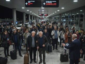 Disavventura per una coppia di ultrasettantenni folignati, aereo in forte ritardo