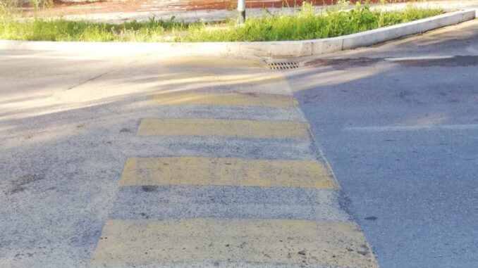 Strisce pedonali di Ponte San Giovanni finiscono su un’area verde