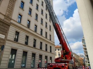 Uomo minaccia gesto estremo al Broletto salvato