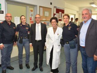 Uniformi nel donare, la polizia sostiene la comunità