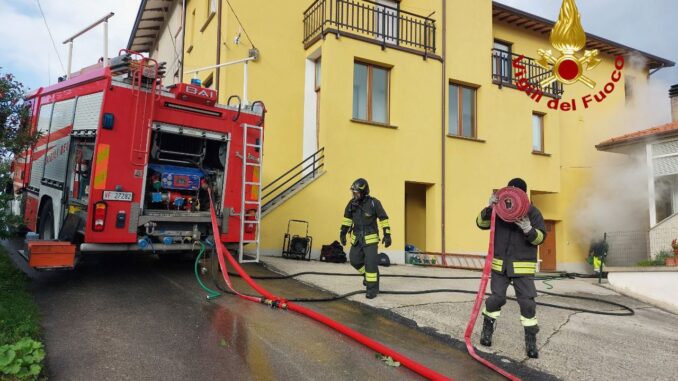 Incendio a Castellare Grello distrugge legnaia, nessun ferito