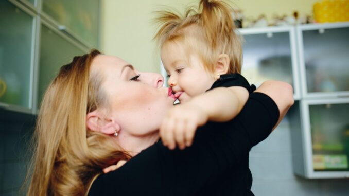 Oltre 3 milioni per neo-mamme: Umbria potenzia sostegni