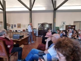 A Lugnano in Teverina il progetto “Il Cantiere della lettura” entra nella fase più intensa delle attività autunnali, con laboratori e iniziative culturali rivolte a tutte le età, che culmineranno nei prossimi eventi conclusivi di novembre. La proposta, interamente gratuita, mira a valorizzare la lettura come strumento di crescita personale e collettiva, secondo quanto indicato nel comunicato ufficiale del progetto. Il mese di ottobre vede proseguire i laboratori scolastici dedicati alla narrazione espressiva per studenti delle scuole primaria e secondaria di primo grado, mentre i laboratori per adulti si concentrano sulla lettura ad alta voce e sulla narrazione creativa. L’attrice Cristina Caldani guida i partecipanti adulti in un percorso che unisce performance, interpretazione e didattica, preparando gli spettatori agli eventi finali che rappresentano la chiusura ideale di questa edizione. Tra le attività più coinvolgenti, spicca “Ti racconto un libro”, che prenderà avvio il 24 ottobre presso il Cirp – centro sociale e riabilitativo di Porchiano. L’iniziativa propone l’esposizione semplificata del romanzo Il gobbo di Notre Dame di Victor Hugo, con tecniche narrative e comunicative pensate per rendere i classici accessibili e vivi. I burattini realizzati dagli stessi partecipanti animano la scena, facendo incontrare i personaggi storici con la creatività dei lettori. In parallelo, sabato 11 ottobre, nella sala Consiliare del Comune, si terrà la Lezione Magistrale “Perché leggere i classici”. I professori Antonio Fresa e Mara Quadraccia guideranno il pubblico in un percorso filosofico-letterario che esplora il fascino senza tempo dei romanzi classici, approfondendo temi universali come sentimenti, storia e identità. L’incontro si propone di stimolare adulti e giovani alla riscoperta dei testi che, pur restando immutati, offrono nuove prospettive ad ogni lettura. Le iniziative culturali, sempre mirate a promuovere la lettura e la riflessione, possono essere seguite anche online attraverso i canali social del progetto e sul sito del Comune. L’intera attività è finanziata dal Centro per il libro e la lettura, sottolineando l’impegno istituzionale nella diffusione della cultura e nell’educazione permanente.