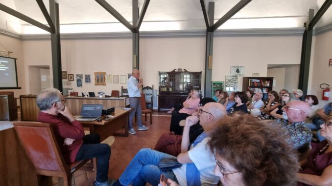 A Lugnano in Teverina il progetto “Il Cantiere della lettura” entra nella fase più intensa delle attività autunnali, con laboratori e iniziative culturali rivolte a tutte le età, che culmineranno nei prossimi eventi conclusivi di novembre. La proposta, interamente gratuita, mira a valorizzare la lettura come strumento di crescita personale e collettiva, secondo quanto indicato nel comunicato ufficiale del progetto. Il mese di ottobre vede proseguire i laboratori scolastici dedicati alla narrazione espressiva per studenti delle scuole primaria e secondaria di primo grado, mentre i laboratori per adulti si concentrano sulla lettura ad alta voce e sulla narrazione creativa. L’attrice Cristina Caldani guida i partecipanti adulti in un percorso che unisce performance, interpretazione e didattica, preparando gli spettatori agli eventi finali che rappresentano la chiusura ideale di questa edizione. Tra le attività più coinvolgenti, spicca “Ti racconto un libro”, che prenderà avvio il 24 ottobre presso il Cirp – centro sociale e riabilitativo di Porchiano. L’iniziativa propone l’esposizione semplificata del romanzo Il gobbo di Notre Dame di Victor Hugo, con tecniche narrative e comunicative pensate per rendere i classici accessibili e vivi. I burattini realizzati dagli stessi partecipanti animano la scena, facendo incontrare i personaggi storici con la creatività dei lettori. In parallelo, sabato 11 ottobre, nella sala Consiliare del Comune, si terrà la Lezione Magistrale “Perché leggere i classici”. I professori Antonio Fresa e Mara Quadraccia guideranno il pubblico in un percorso filosofico-letterario che esplora il fascino senza tempo dei romanzi classici, approfondendo temi universali come sentimenti, storia e identità. L’incontro si propone di stimolare adulti e giovani alla riscoperta dei testi che, pur restando immutati, offrono nuove prospettive ad ogni lettura. Le iniziative culturali, sempre mirate a promuovere la lettura e la riflessione, possono essere seguite anche online attraverso i canali social del progetto e sul sito del Comune. L’intera attività è finanziata dal Centro per il libro e la lettura, sottolineando l’impegno istituzionale nella diffusione della cultura e nell’educazione permanente.